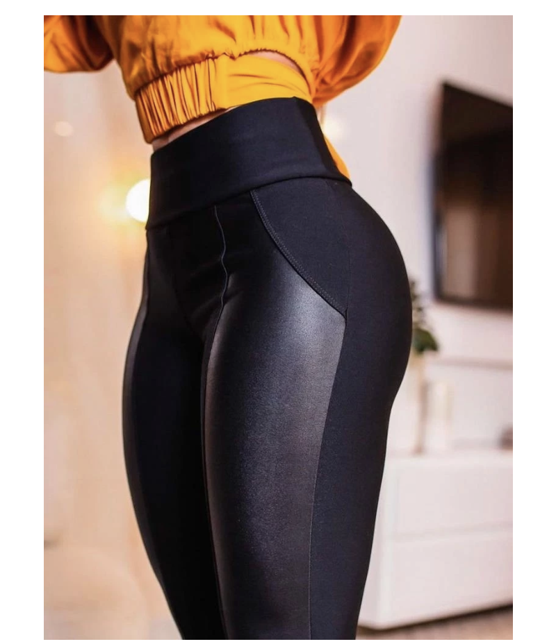 Calça montaria flanelada com cirrê, cintura alta, suplex, modela o corpo e empina o bumbum cor preta